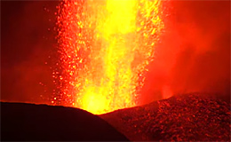 Прямая трансляция извержения вулкана Кумбре-Вьеха на острове Ла Пальма, Канарские острова (Испания)