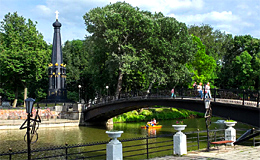 Смоленск. Парк «Лопатинский сад», Памятник защитникам Смоленска, Горбатый мост