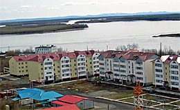 Зырянка. Панорама с видом реки Колымы (Якутия)